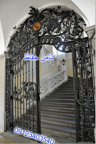 در پارکینگ