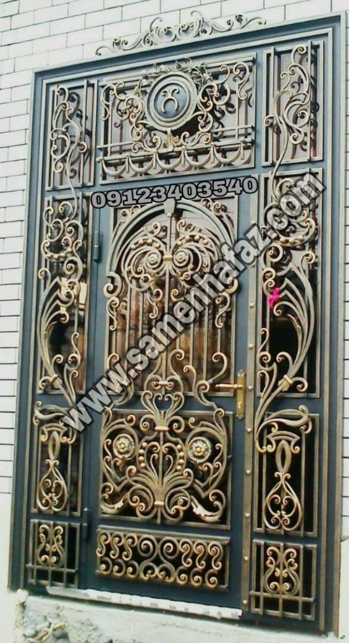 در حیاط خانه